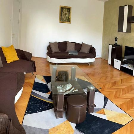 Carla'S Apartament Lejlighed Oradea Eksteriør billede