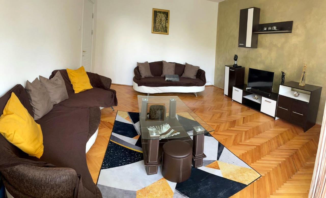Carla'S Apartament Lejlighed Oradea Eksteriør billede